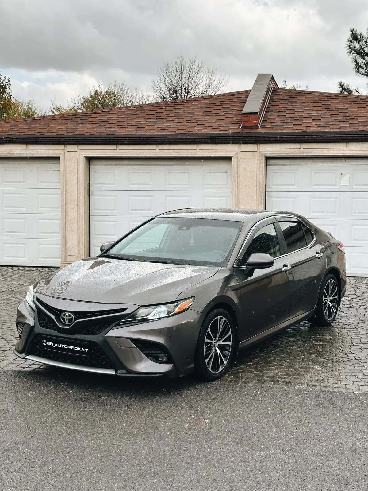 Toyota Camry 70 USA (коричневый) 2021 напрокат в Алматы — Sapary