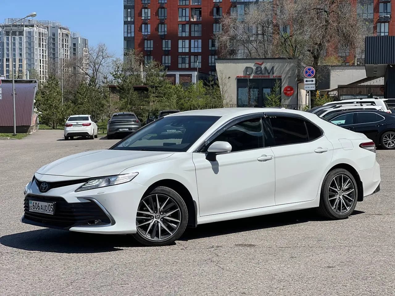 Toyota Camry 75 2023 напрокат в Алматы — Sapary