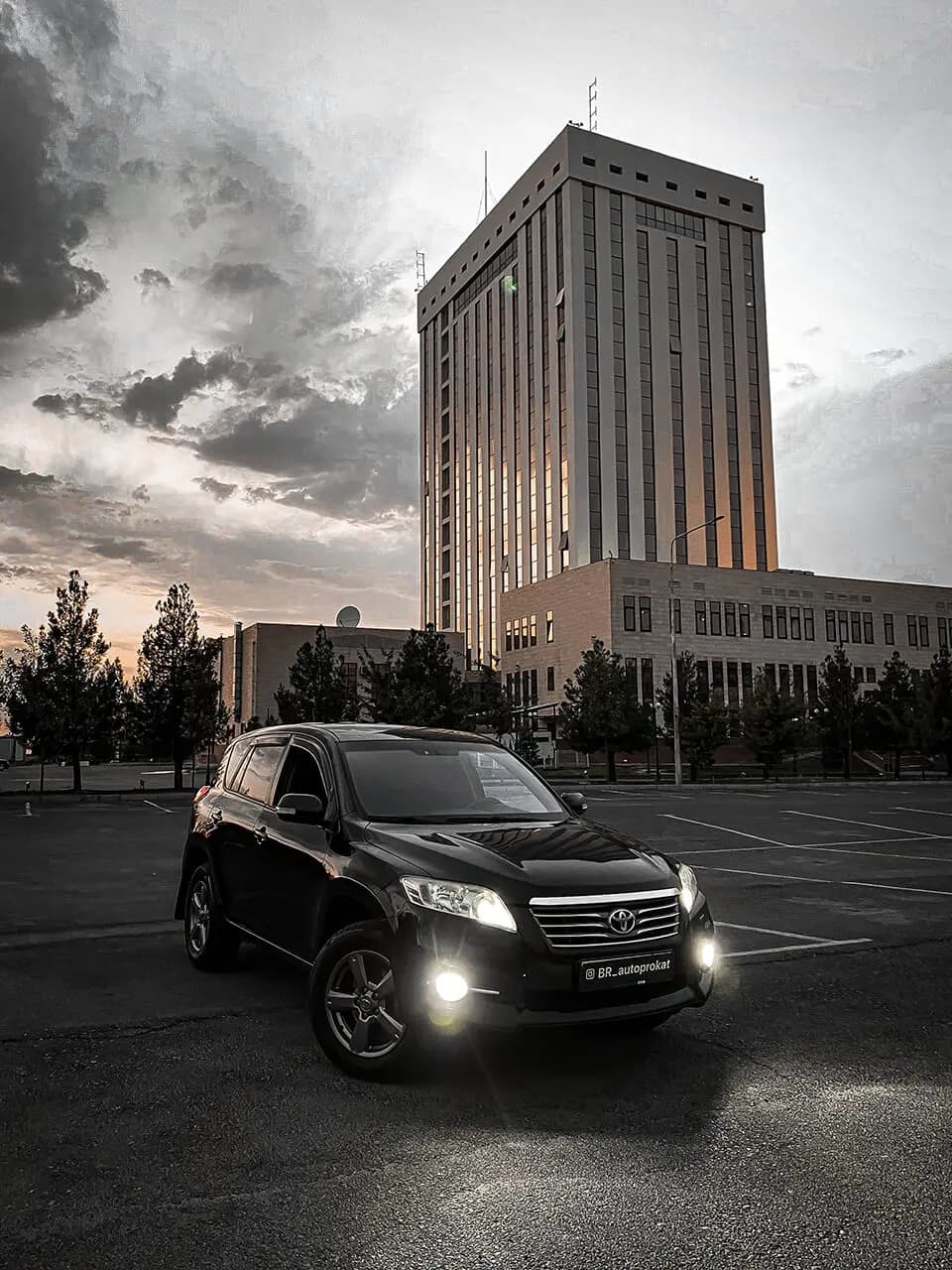 Toyota RAV4 (черная) напрокат в Астана — Sapary