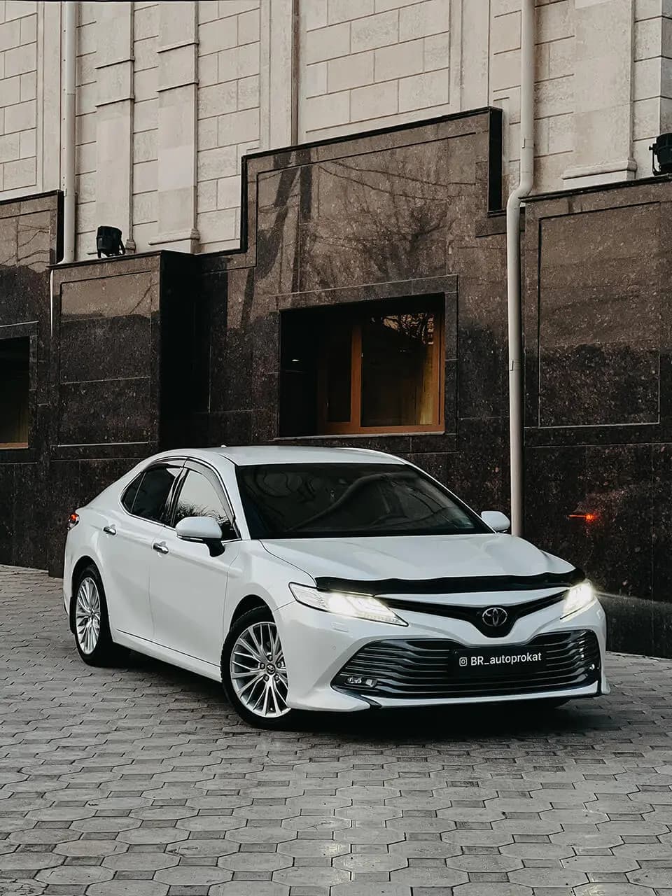 Toyota Camry 70 (белый) 745 2021 напрокат в Алматы — Sapary